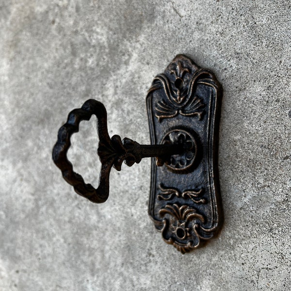 Skeleton Key Wall hook - PICK YOUR COLOR - bath towel hook, decorative hook, Victorian ornate hook, coat hook, shabby chic, Fleur de Lis