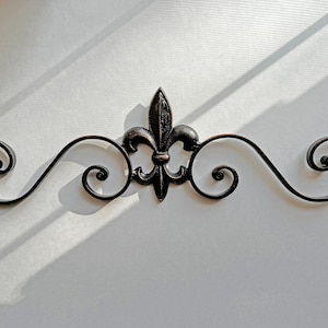 Frontón de hierro fundido con adorno de flor de lis. Arte de metal. Decoración francesa de Nueva Orleans. Decoración de puerta con desplazamiento. ELIJA SU COLOR. Medieval elegante