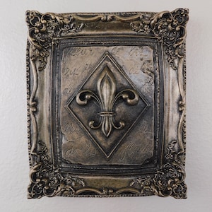 Decoración de pared con flor de lis, ELIGE TU COLOR, estilo campestre francés, estilo vintage con flor de lis, decoración medieval para el hogar, estilo real francés / FleurDeLisJunkie /