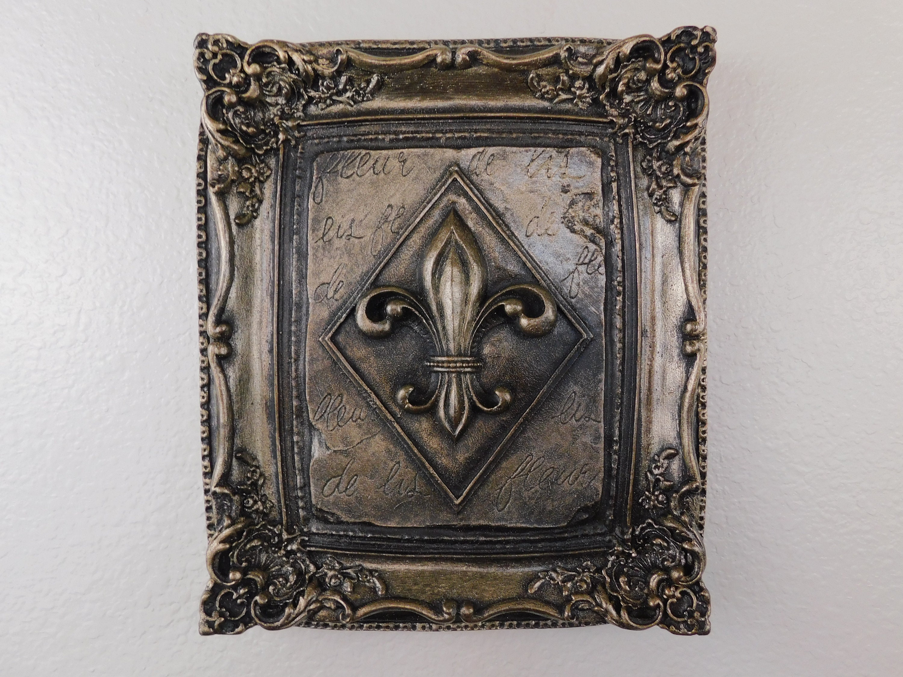 58 HQ Images Fleur De Lis Living Room Decor / Amazon.com: Fleur De Lis Wall Decor - Royalty Flower ...