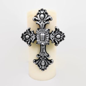 Silber Kreuz Anstecknadel für Stumpenkerze - WÄHLEN SIE IHRE FARBE - Kreuze für Kerzen - Fleur de Lis Crown königliches Dekor - FleurdelisJunkie
