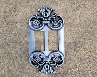 Ornate 2 Rocker Switch Plate Cover / ELIJA su COLOR / Decoración de pared de metal GFI Rocker Switch Light Switch Cubiertas, Double Rocker, 2 gang decora