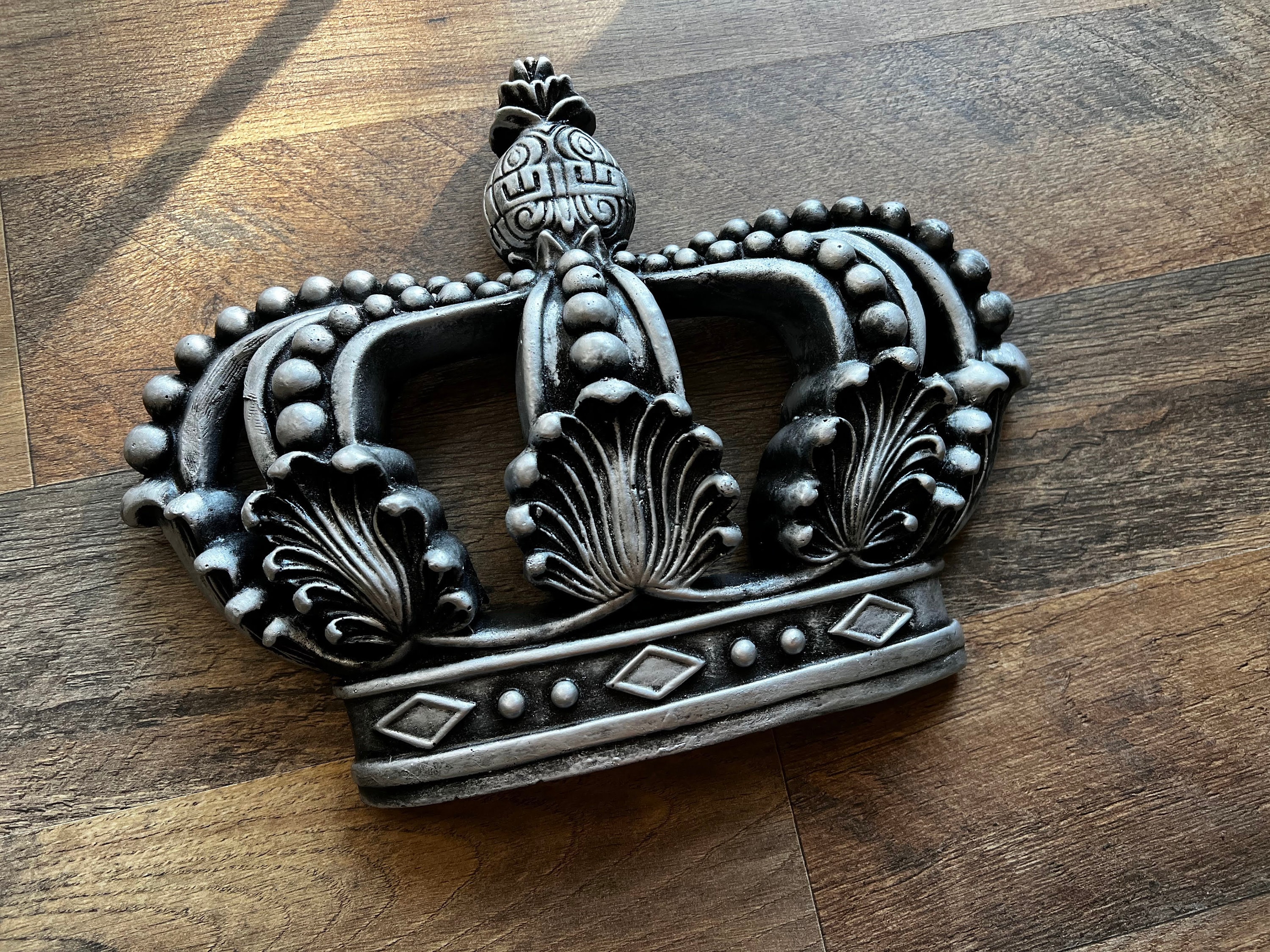 Pendulette signée Charles Hour avec décor blason