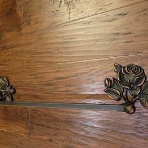 Barra de toalha de metal com medalhões de rosas. Acessório de banheiro, pintado à mão e feito à mão. Barra de toalha de banho de ferro.