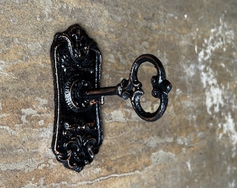 Wandhaak Skeleton Key - PICK YOUR COLOR - badhanddoekhaak, decoratieve haak, Victoriaanse sierlijke haak, kapstok, shabby chic, Fleur de Lis