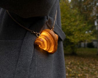 Lámpara de cadena corporal con forma de croissant auténtico - Arte estonio hecho a mano y alimentado por pilas