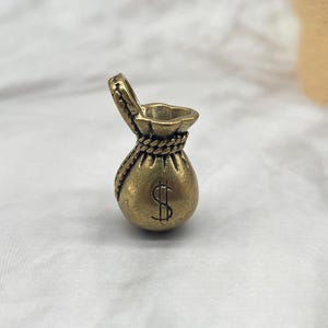 Ciondolo a forma di borsa porta soldi in ottone – Portachiavi in miniatura in rame vintage con ciondolo a forma di dollaro fortunato – Ornamento simbolo di ricchezza – Regalo di prosperità per uomini d'affari