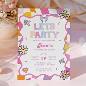 Faire-part d'anniversaire preppy lettre, permet de faire la fête rétro université patch inviter, faire la fête interpolation inviter, anniversaire fille disco groovy