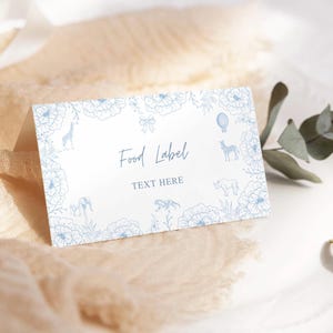 Stoffige blauwe toile-safari babyshower voedseletiketkaart, bewerkbare elegante bloemen chinoiseriedecor, toile de jouy vintage Franse plaatskaarten, A2