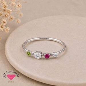 Bague de famille en argent massif avec pierres de naissance sur mesure, bande de 1,3 mm