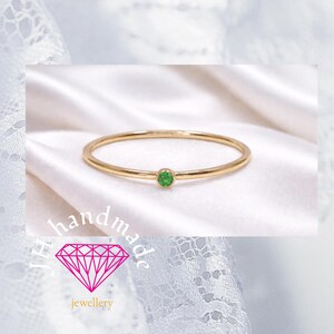 Anillo apilable de oro de 9 quilates con piedra natal de 2 mm, hecho a medida, disponible en todas las tallas.