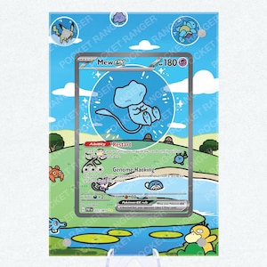 Puede incluir: Una carta de Pokémon con Mew ex y 180 PS. La carta tiene un diseño azul y plateado con los textos "Restart" y "Genome Hacking". La carta se muestra en un soporte transparente sobre un fondo azul.