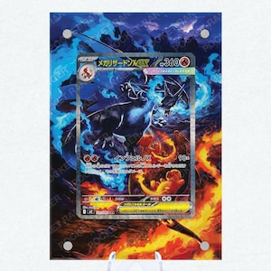 Könnte beinhalten: Eine gerahmte Pokémon-Sammelkarte mit einem Charizard EX. Die Karte zeigt eine lebendige Illustration von Charizard in einer feurigen und eisigen Umgebung. Die Karte wird auf einem transparenten Acrylständer präsentiert, mit dem Pocket Ranger Studio-Logo unten.