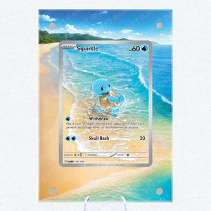 Peut inclure: Une carte à collectionner Pokémon Squirtle encadrée, présentée sur un support transparent. La carte présente un personnage Squirtle bleu sur un fond de plage. Le texte de la carte comprend "Withdraw" et "Skull Bash".