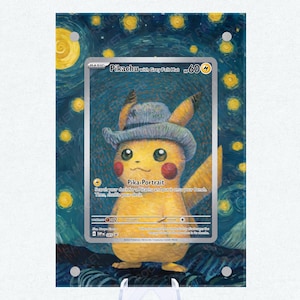 Puede incluir: Una carta coleccionable de Pokémon con Pikachu usando un sombrero gris, sobre un fondo de noche estrellada al estilo de Van Gogh. La carta se muestra en un soporte transparente. El texto "Pikachu with Grey Felt Hat" es visible.
