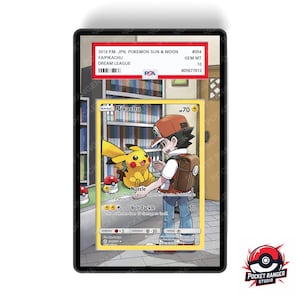 以下が含まれることがあります： ピカチュウとトレーナーが描かれた、"2019 P.M. JPN. POKEMON SUN & MOON"と"DREAM LEAGUE"の文字が入った、グレード付きのポケモンカード。カードは赤いラベルが付いた保護ホルダーに収められています。