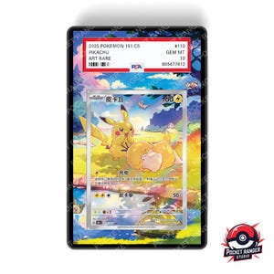Puede incluir: Una carta coleccionable de Pokémon Pikachu calificada. La carta está encerrada en un soporte negro con el texto "2025 Pokemon 151 CS Pikachu Art Rare". La carta tiene una colorida ilustración de Pikachu y otros personajes.