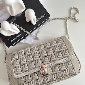 Metallic Look Clutch Bag: Umhängetasche mit langem Griff, bestickt mit Makramee-Faden auf Kunststoff-Leinwand