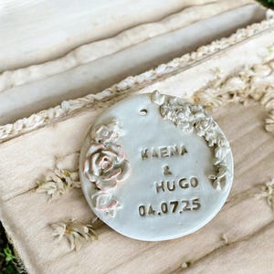 Segnaposto, ceramiche, regali per gli ospiti, bomboniere per matrimoni, battesimi, comunioni, nascite, fatti a mano, made in France. Personalizzato