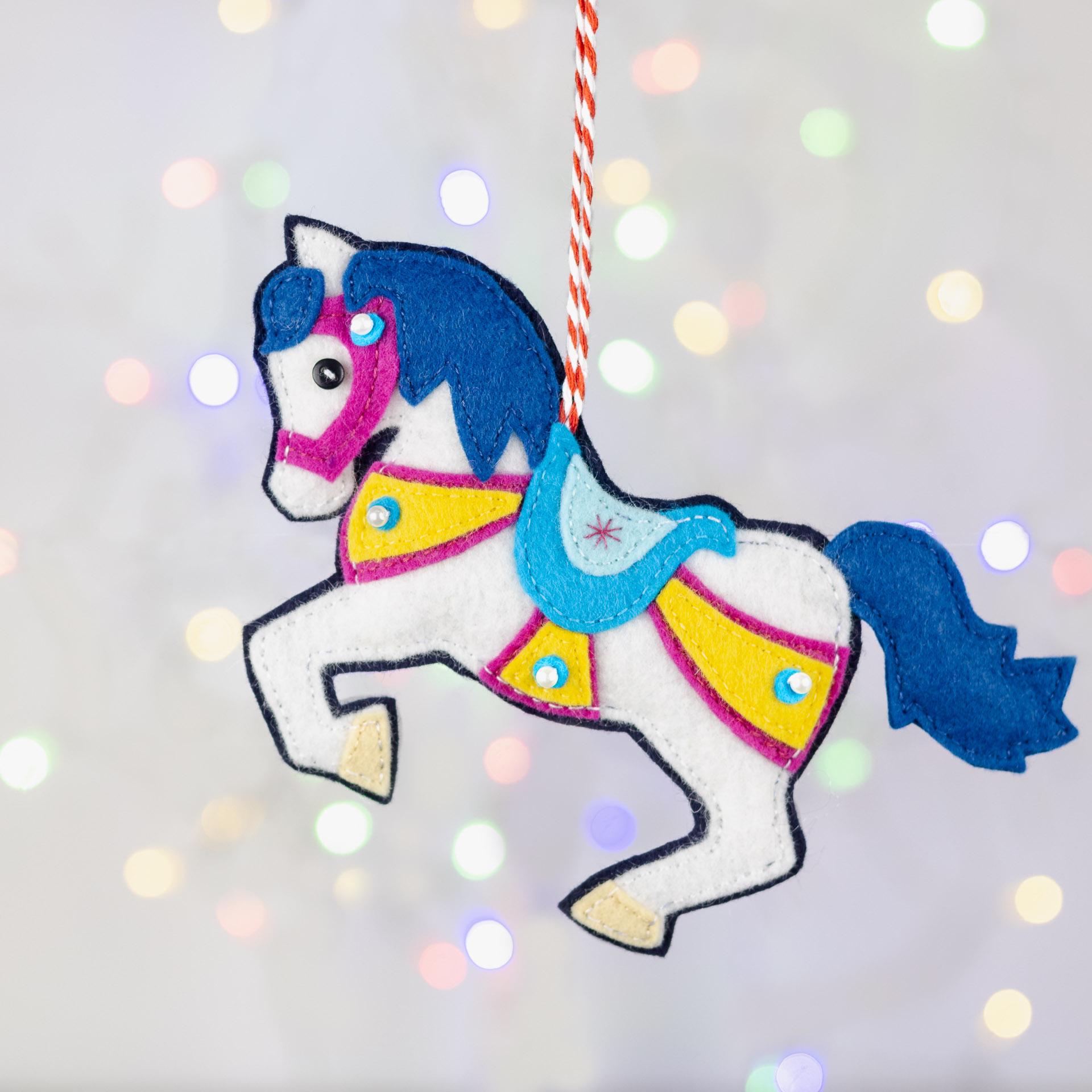 Patrón de costura de adorno navideño de fieltro con forma de caballo de carrusel