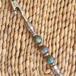 Armbandsluiting Helper Tool Buddy ATM-kaartgrijper Kleur veranderende kralen "robijnrood" kleurstemming Hittegevoelige kralen Tibetaans zilveren accenten