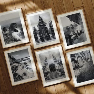Könnte beinhalten: Ein Set aus sechs schwarz-weißen gerahmten Drucken mit Küstenlandschaften und architektonischen Strukturen. Die Sammlung umfasst Bilder von felsigen Küsten, Meereswellen und verzierten Steintoren, alle in hellen Holzrahmen.