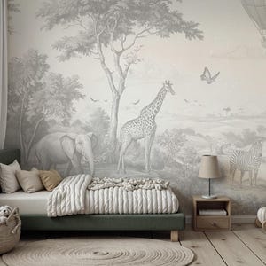 Könnte beinhalten: Kinderzimmer mit einem Safari-Themen-Wandbild mit einem Elefanten, einer Giraffe und einem Zebra. Das Zimmer umfasst ein grünes Bett, einen geflochtenen Korb mit Stofftieren und einen Nachttisch aus Holz mit einer Lampe. Ein Heißluftballon ist im Hintergrund zu sehen.