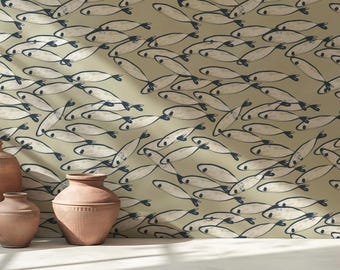 Puede incluir: Un papel tapiz beige con un patrón repetitivo de peces blancos con contornos azul oscuro. Tres macetas de terracota están en primer plano.