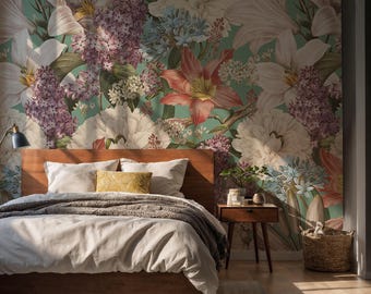 Puede incluir: Dormitorio con cama de madera, ropa de cama blanca y almohada amarilla. El cabecero está contra una pared cubierta con un gran papel pintado floral con flores blancas, rosas y moradas sobre un fondo turquesa. También se ven una pequeña mesita de noche de madera y una cesta de mimbre.