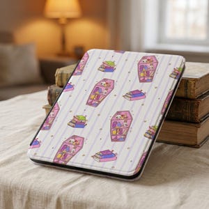 Kindle-fodral med kista och bokhylla | Pastellfärgad staplad bokdesign (PU-läder)