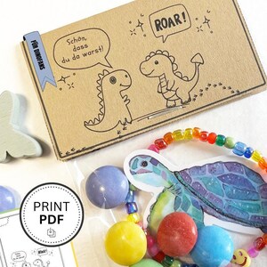 Modello di stampa Dino PDF chiusura borsa/patta borsa: "È bello che tu fossi lì!" (7,5 x 4,5 cm) | Festa di compleanno per bambini | DINA4