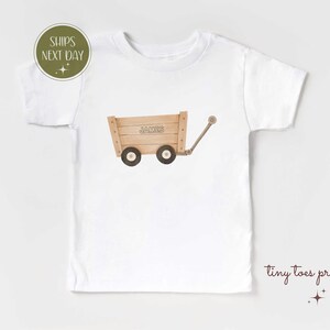 Aangepaste houten wagenshirt voor kinderen, rustiek T-shirt babynaam, klassiek speelgoed peutercadeau, vintage pull cart shirt, landelijke stijl babyoutfit