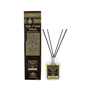 Può includere: Un set di fragranze per ambienti con un flacone di vetro con bastoncini neri e una scatola abbinata. La scatola e il flacone sono etichettati con testo dorato, comprese le parole "Kabe Örtüsü Kokusu" e "ESVED ODA KOKUSU".