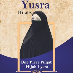 Può includere: Un niqab hijab nero in un pezzo realizzato in tessuto di lycra. L'hijab è indossato da una persona con un velo nero sul viso. Il testo "Yusra Hijabs" è nella parte superiore dell'immagine. Il testo "One Piece Niqab Hijab Lycra" è sotto la persona che indossa l'hijab. Il testo "Oriental Trade Think Quality" è nella parte inferiore dell'immagine.