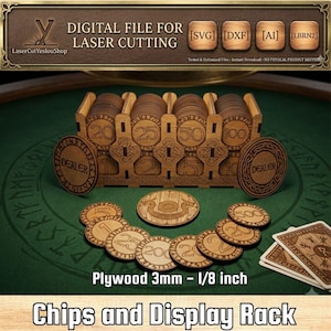 Könnte beinhalten: Ein lasergeschnittener Pokerchip-Ständer aus Holz und eine Sammlung runder Spielchips aus Holz mit eingravierten Zahlen und Symbolen. Das Set enthält Chips mit den Werten 1, 2, 5, 10, 20, 25, 50, 100, 200 und 500 sowie zwei Dealer-Chips. Der Ständer ist für 3mm Sperrholz ausgelegt.