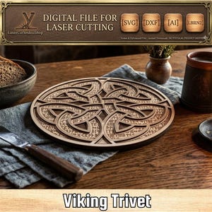 Può includere: Un sottopentola vichingo rotondo in legno con intricati nodi celtici e iscrizioni runiche. Il sottopentola è tagliato al laser e presenta un design a strati. Il testo "DIGITAL FILE FOR LASER CUTTING" è in alto e "Viking Trivet" in basso.