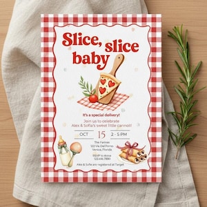 Op de afbeelding: Uitnodiging met een rood-witte ruitjesrand, met de tekst "Slice, slice baby". Het ontwerp bevat illustraties van pizza, cannoli en baby-gerelateerde items. Een takje rozemarijn en een linnen servet zijn ook zichtbaar.