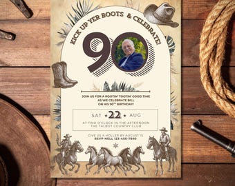 Op de afbeelding: Een uitnodiging voor een verjaardag met een rustiek thema met de tekst "Kick Up Yer Boots & Celebrate!" en "90". De uitnodiging bevat een foto, cowboylaarzen, een cowboyhoed en een paardenillustratie. De datum is 22 augustus.