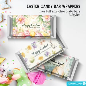 Puede incluir: Tres envoltorios de barra de chocolate de Pascua imprimibles con diseños de acuarela que incluyen huevos, flores y un conejito. Los envoltorios dicen "¡Feliz Pascua!" con un mensaje personalizado debajo.