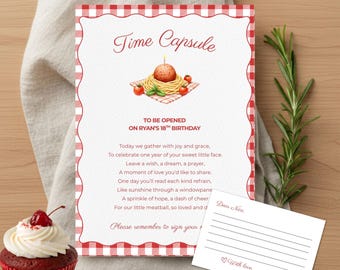 Può includere: Un biglietto per la capsula del tempo di compleanno con un bordo a scacchi rosso e bianco. Il biglietto presenta il testo "Time Capsule" e una grafica di spaghetti e polpette. È presente anche un piccolo biglietto con linee per scrivere.
