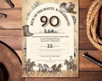 Op de afbeelding: Een uitnodiging voor een 90e verjaardag met een western thema, met een cowboyhoed, laarzen en paarden. De uitnodiging bevat de tekst "Kick up yer boots & celebrate!" en evenementdetails.