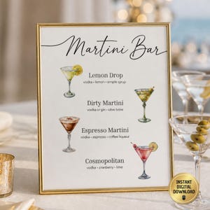 Op de afbeelding: Een goud ingelijst bord met de titel Martini Bar met aquarelillustraties van vier cocktails. Het menu vermeldt de ingrediënten voor een Lemon Drop, Dirty Martini, Espresso Martini en Cosmopolitan, elk met de bijbehorende illustratie.