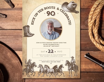 Op de afbeelding: Een uitnodigingskaart met een western thema. De kaart toont een foto van een man, het getal 90, cowboylaarzen, een cowboyhoed en illustraties van cowboys op paarden. De tekst luidt "Kick up yer boots & celebrate!" en details voor een verjaardagsfeest.