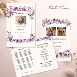 Op de afbeelding: Een uitnodiging en programma set voor een Celebration of Life. Het ontwerp toont een foto van een vrouw, bloemstukken in paarse tinten en gouden accenten. Het programma bevat een overlijdensbericht en de volgorde van de dienst.