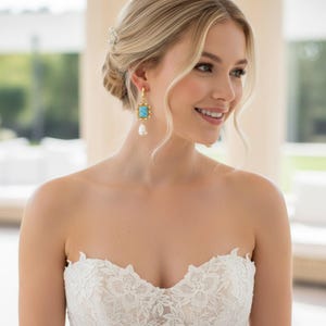 Aros dorados convertibles de larimar y perla barroca: joyas para bodas en la playa