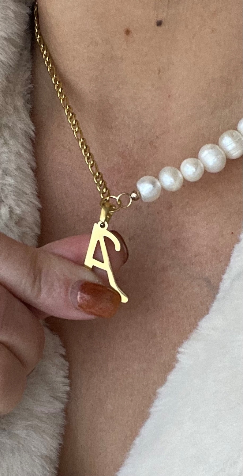 Mean girls movie Necklace half chain half pearl necklace gold initial charm anti tarnish initial Regina necklace gifts for teenagers imagem 5