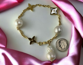 Gold Chain bracelet with Floral Charms; MOP floral bracelet; pearl gold bracelet; pearl chain bracelet; gifts for her; unique pearl bracelet