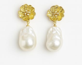 Gold floral baroque pearl earrings; baroque Earring; Baroque Jewelry; Bridal Jewelry; floral earrings; bridesmaids earring; wedding earrings