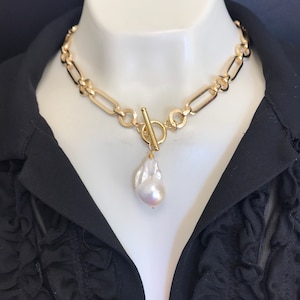 Chunky gold necklace with pearl pendant; Gold filled Chain Link with toggle lock; Baroque Statement Necklace; Modern Pearl Necklace