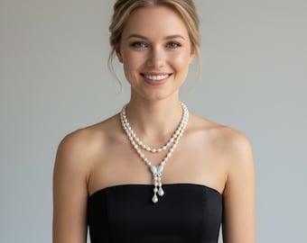 Versatile collana lunga di perle con chiusura a farfalla rimovibile.